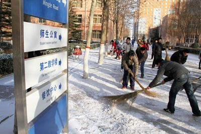 院領導帶領全院教職工清掃校園積雪