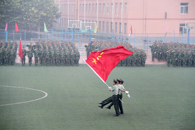 2012級新生軍訓(xùn)結(jié)營式暨開學(xué)典禮順利舉行