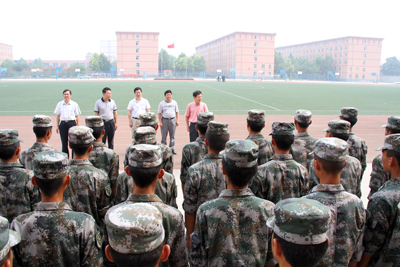 李朝秀書記等院領導慰問軍訓教官