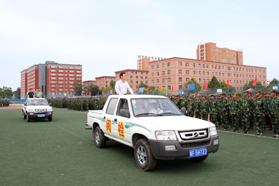 2011級新生軍訓(xùn)結(jié)營式暨開學(xué)典禮隆重舉行