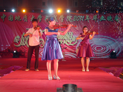“放飛夢想”學院舉辦2011屆畢業晚會
