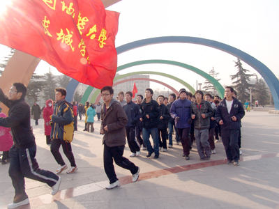 歡欣辭舊歲 長跑迎新年