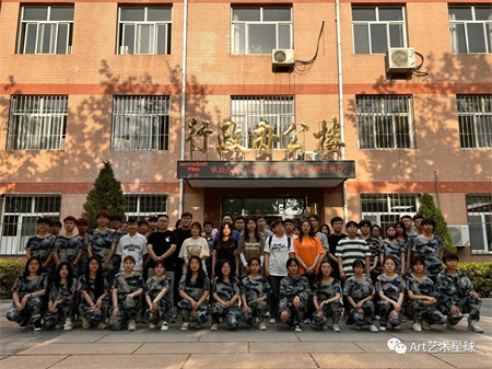 保定理工學院‖藝術(shù)學院‖嶄新生活，人生轉(zhuǎn)折，我院2023屆學子向母校贈送錦旗！