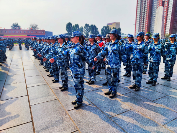 保定理工學院||管理學院||軍訓進行時，少年何懼驕陽烈 意氣風發英姿颯