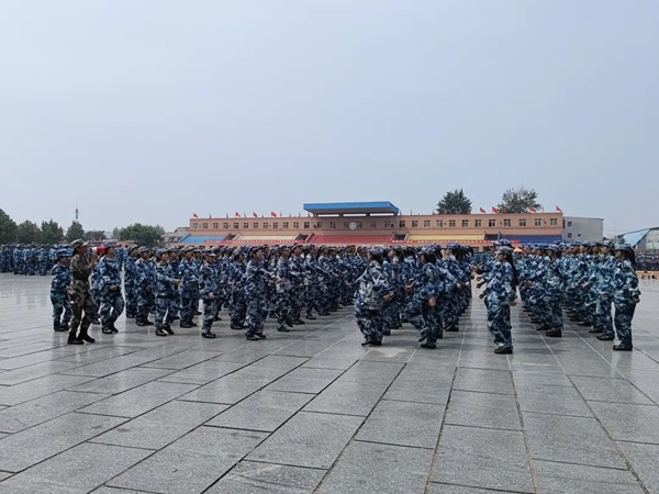 保定理工學院||管理學院||軍訓進行時，少年何懼驕陽烈 意氣風發英姿颯