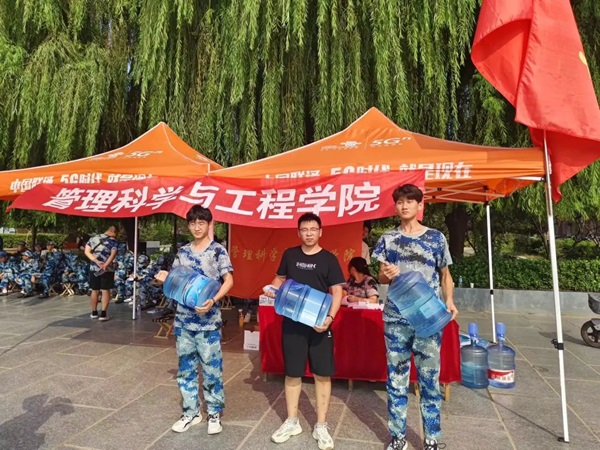 保定理工學院‖管理學院‖迷彩軍訓，青春無悔，管理學院后勤保障組志愿者在行動！