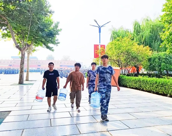 保定理工學院‖管理學院‖迷彩軍訓，青春無悔，管理學院后勤保障組志愿者在行動！