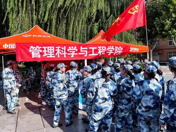 保定理工學院‖管理學院‖迷彩軍訓，青春無悔，管理學院后勤保障組志愿者在行動！