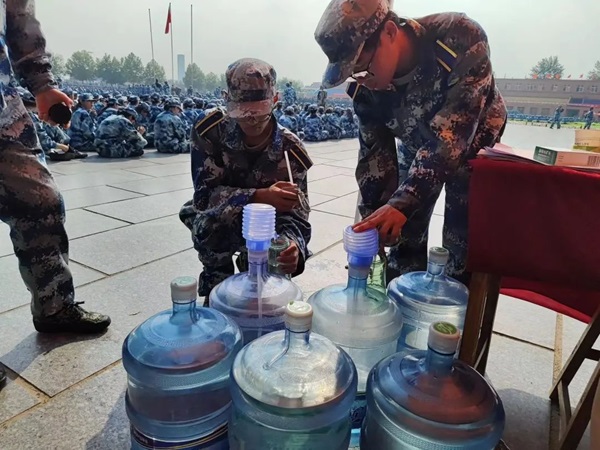 保定理工學院‖管理學院‖迷彩軍訓，青春無悔，管理學院后勤保障組志愿者在行動！