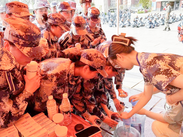 保定理工學院‖管理學院‖迷彩軍訓，青春無悔，管理學院后勤保障組志愿者在行動！