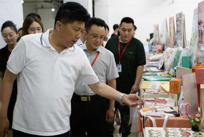 賀陽(yáng)教育集團(tuán)董事長(zhǎng)蒞臨參觀指導(dǎo)保定理工學(xué)院藝術(shù)學(xué)院2024屆本科畢業(yè)設(shè)計(jì)作品展