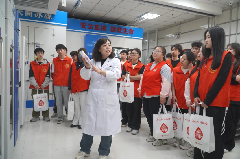 “三獻”進校園|血液探秘，與愛同行——保定理工學院師生“血站開放日”活動