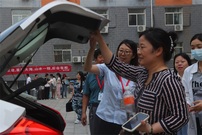 此去提衡霄漢上， 鵬摶鯤運更論程——保定理工學院教職工私家車喜送畢業生啟動儀式