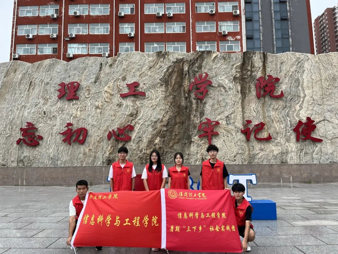 在太行博物館，實踐團的成員們參觀了展館陳列的歷史文物，結合所學知識講解了歷史故事。同時，親身感受了文物道具的歷史溫度和厚重感，激發了團隊成員們的興趣和愛國熱情。