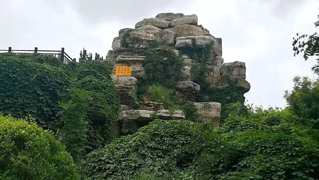 在太行博物館，實踐團的成員們參觀了展館陳列的歷史文物，結合所學知識講解了歷史故事。同時，親身感受了文物道具的歷史溫度和厚重感，激發了團隊成員們的興趣和愛國熱情。