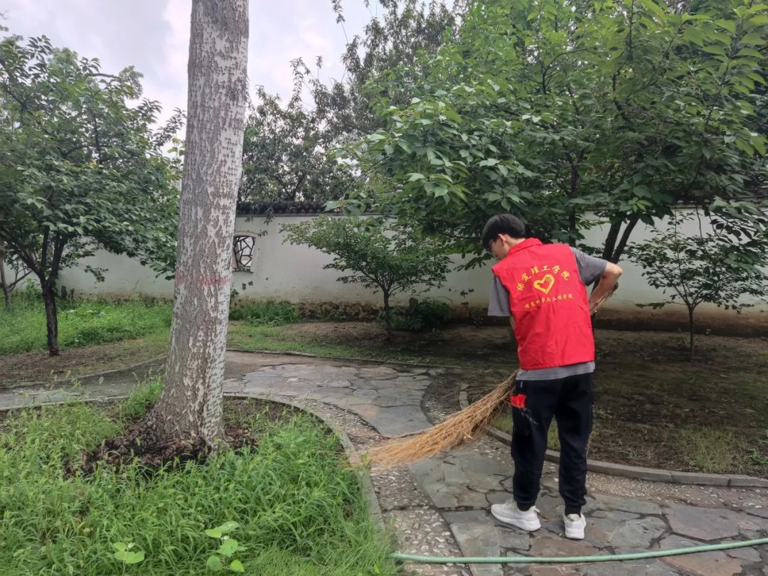 在太行博物館，實踐團的成員們參觀了展館陳列的歷史文物，結合所學知識講解了歷史故事。同時，親身感受了文物道具的歷史溫度和厚重感，激發了團隊成員們的興趣和愛國熱情。