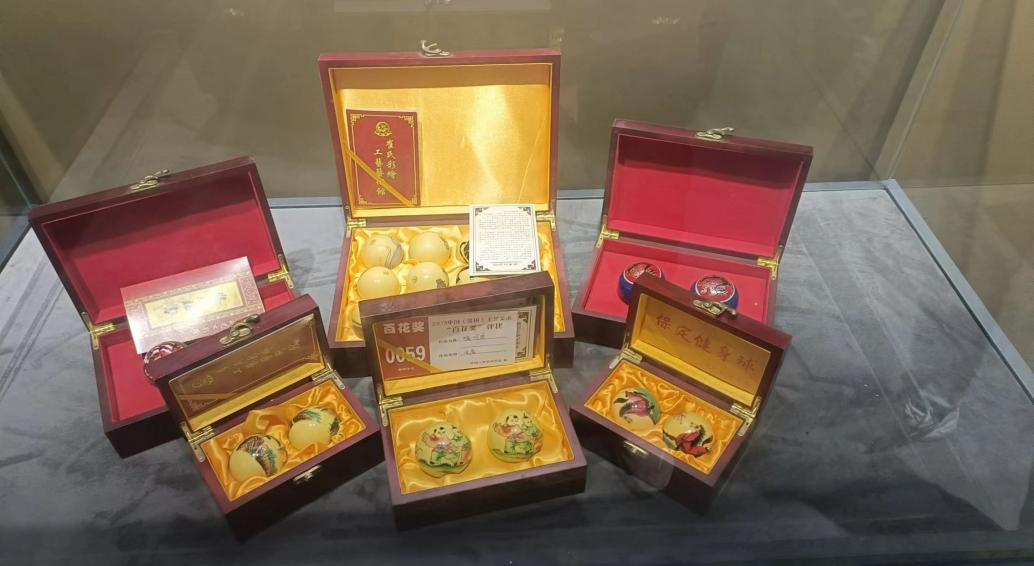 在太行博物館，實踐團的成員們參觀了展館陳列的歷史文物，結合所學知識講解了歷史故事。同時，親身感受了文物道具的歷史溫度和厚重感，激發了團隊成員們的興趣和愛國熱情。