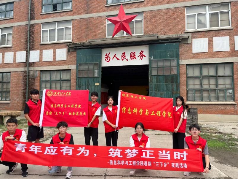 在太行博物館，實踐團的成員們參觀了展館陳列的歷史文物，結合所學知識講解了歷史故事。同時，親身感受了文物道具的歷史溫度和厚重感，激發了團隊成員們的興趣和愛國熱情。