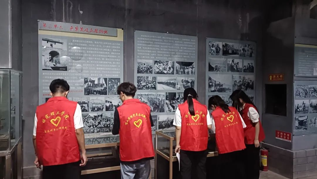 在太行博物館，實踐團的成員們參觀了展館陳列的歷史文物，結合所學知識講解了歷史故事。同時，親身感受了文物道具的歷史溫度和厚重感，激發了團隊成員們的興趣和愛國熱情。