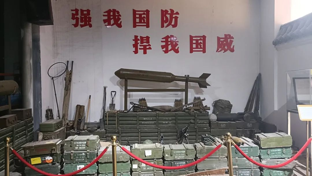 在太行博物館，實踐團的成員們參觀了展館陳列的歷史文物，結合所學知識講解了歷史故事。同時，親身感受了文物道具的歷史溫度和厚重感，激發了團隊成員們的興趣和愛國熱情。