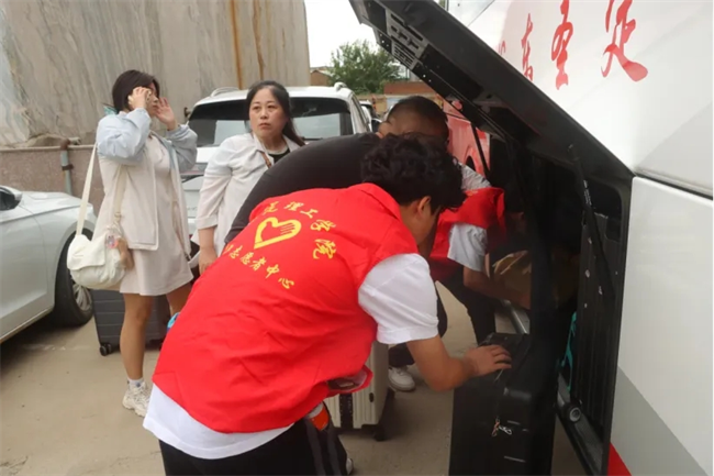 迎新啟航，我們是最早出發的志愿者-——保定理工學院開展志愿者接站服務