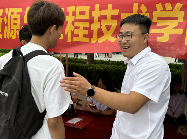 資源學院“以愛迎新，輔導員在行動”