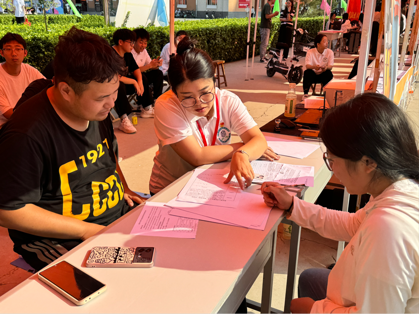 資源學院“以愛迎新，輔導員在行動”