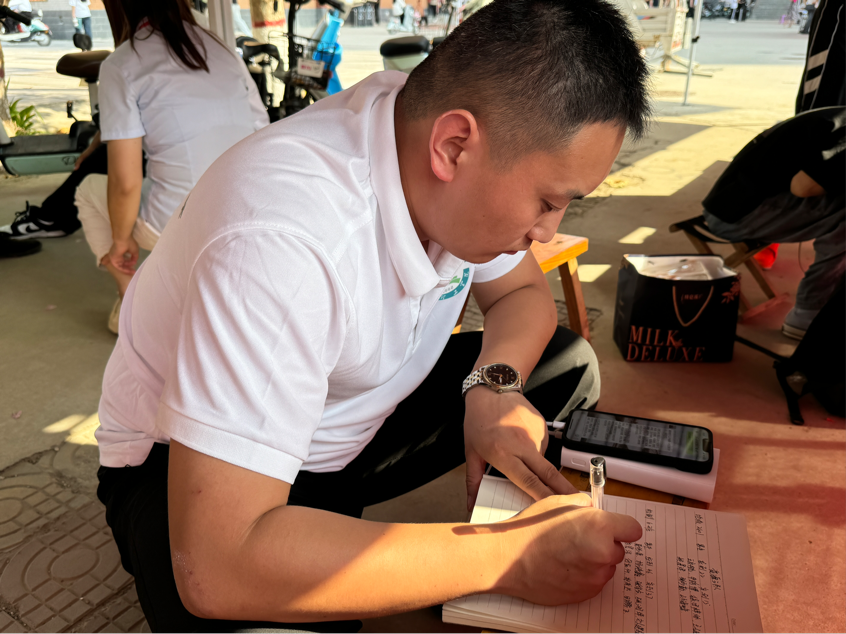 資源學院“以愛迎新，輔導員在行動”