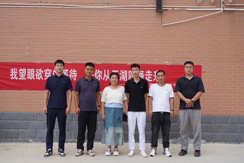資源學院“以愛迎新，輔導員在行動”