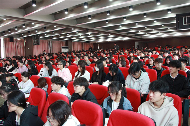 思想旗幟領航向  揚帆奮進正當時——我校黨委黨校隆重舉辦第37期入黨積極分子培訓開班典禮