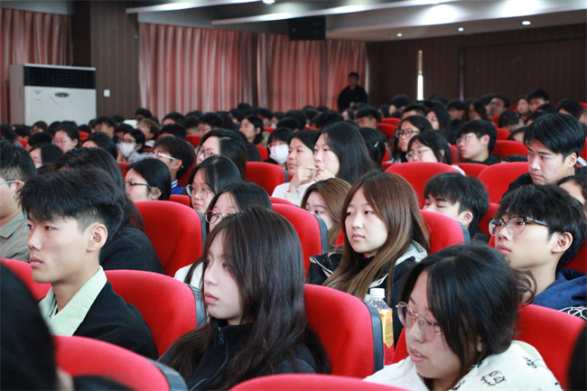 思想旗幟領航向  揚帆奮進正當時——我校黨委黨校隆重舉辦第37期入黨積極分子培訓開班典禮