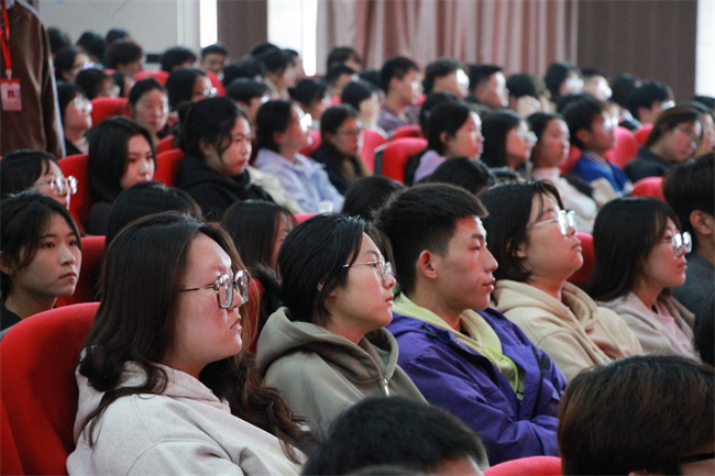 思想旗幟領航向  揚帆奮進正當時——我校黨委黨校隆重舉辦第37期入黨積極分子培訓開班典禮
