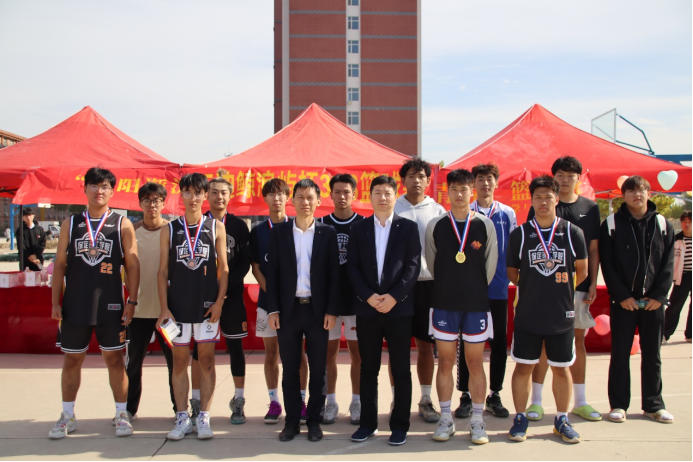 保定理工學院管理學院“夕陽漸沉灑熱汗，少年不疲逐青春”籃球比賽圓滿結(jié)束