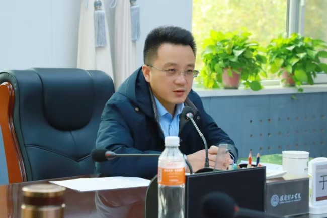 保定理工學院召開中層干部例會暨月度重點工作匯報會