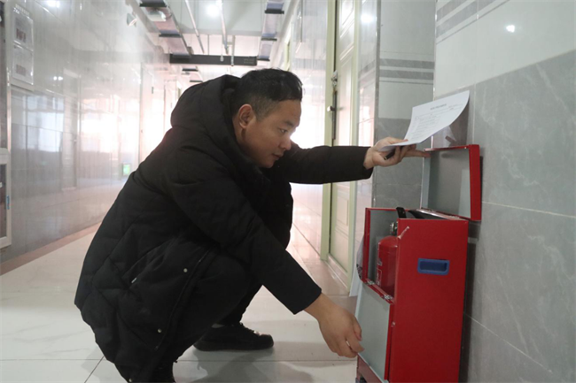嚴(yán)檢校園設(shè)施  筑牢安全防線--保定理工學(xué)院組織開展安全大檢查