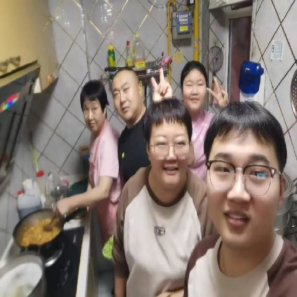 福滿共團圓，定格幸福家——經(jīng)濟學(xué)院開展“曬團圓·秀幸福”最美全家福征集活動
