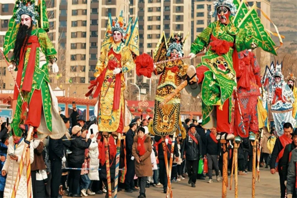 打起鑼來敲起鼓，歡天喜地鬧新春