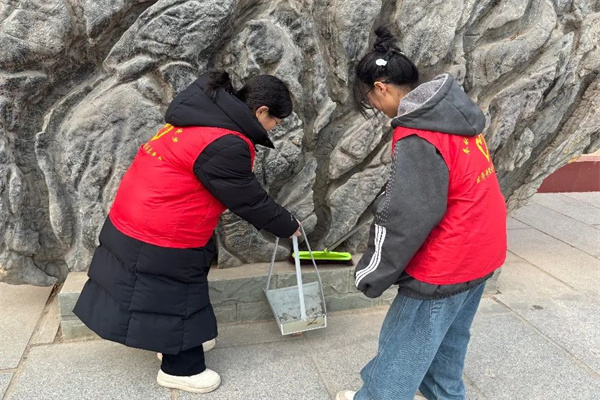 經濟學院積極開展志愿者校園清掃活動，助力校園環境美化