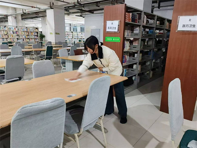 踐行雷鋒精神 奉獻點亮青春——保定理工學院開展學習雷鋒精神主題活動