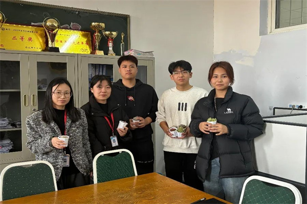 保定理工學院經濟學院開展“播種綠色希望，共建美麗校園”植樹節主題活動