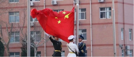 愛國教育保定理工學院會計學院以青春之名，護國旗飄揚——升旗儀式