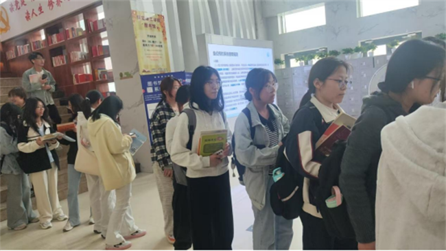 康復醫學院同學積極參與圖書館讀書月借書活動