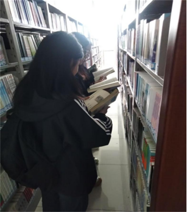 康復醫學院同學積極參與圖書館讀書月借書活動