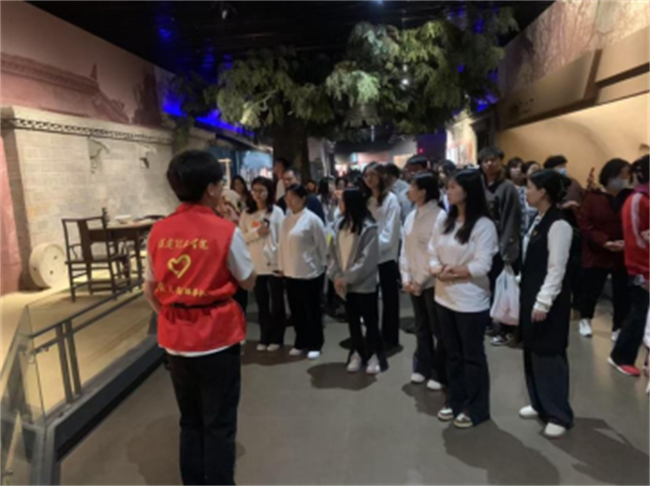 傳承紅色基因，勇做時(shí)代新人//外國(guó)語(yǔ)學(xué)院組織青年黨員去冉莊學(xué)習(xí)