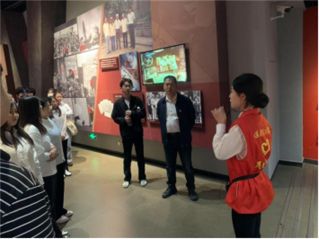 傳承紅色基因，勇做時(shí)代新人//外國(guó)語(yǔ)學(xué)院組織青年黨員去冉莊學(xué)習(xí)