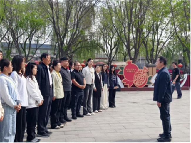 傳承紅色基因，勇做時(shí)代新人//外國(guó)語(yǔ)學(xué)院組織青年黨員去冉莊學(xué)習(xí)