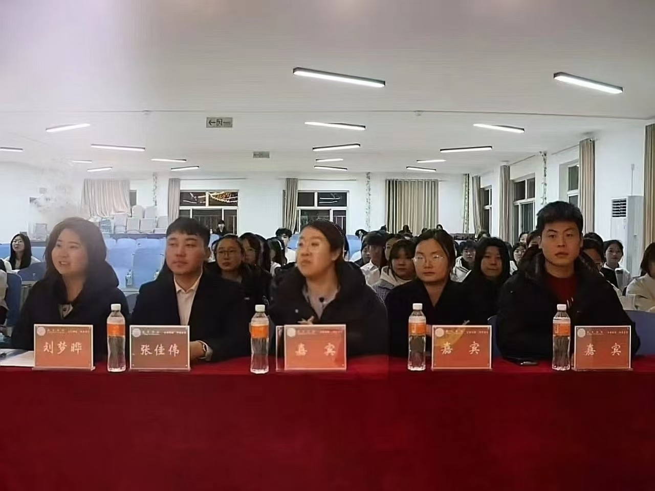 弘揚雷鋒精神，爭做時代新人