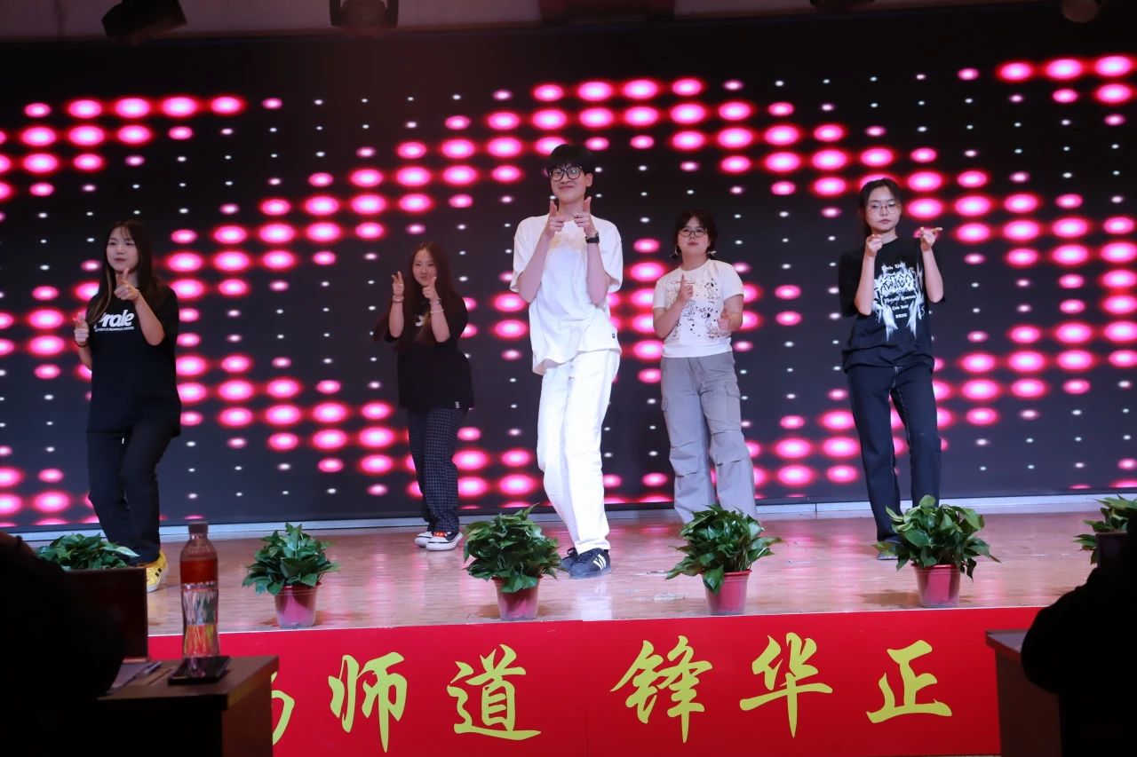 “崇德尚學(xué)揚(yáng)師道，鋒華正茂育新人”三月份教育學(xué)院表彰大會(huì)