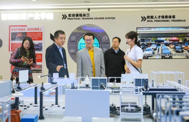 “華人管理教育第一人”余世維教授蒞臨保定理工學院參觀交流