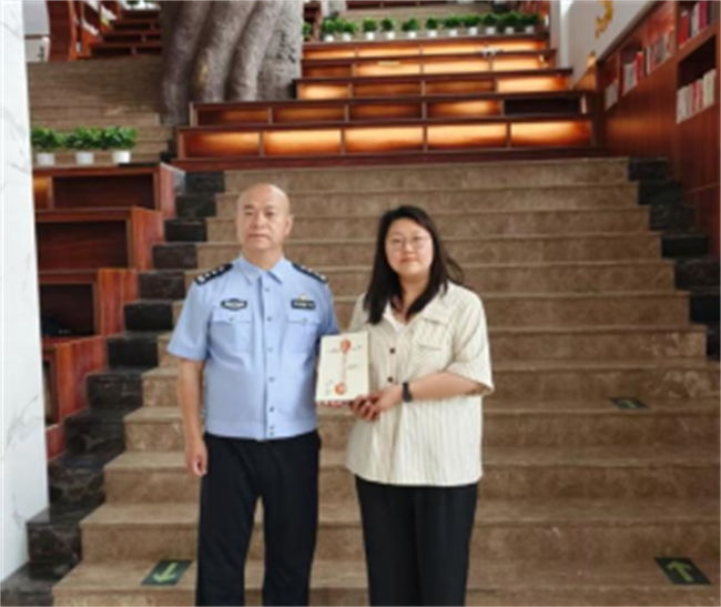 書香傳遞，愛滿保理——李天允警官向我校圖書館捐贈圖書